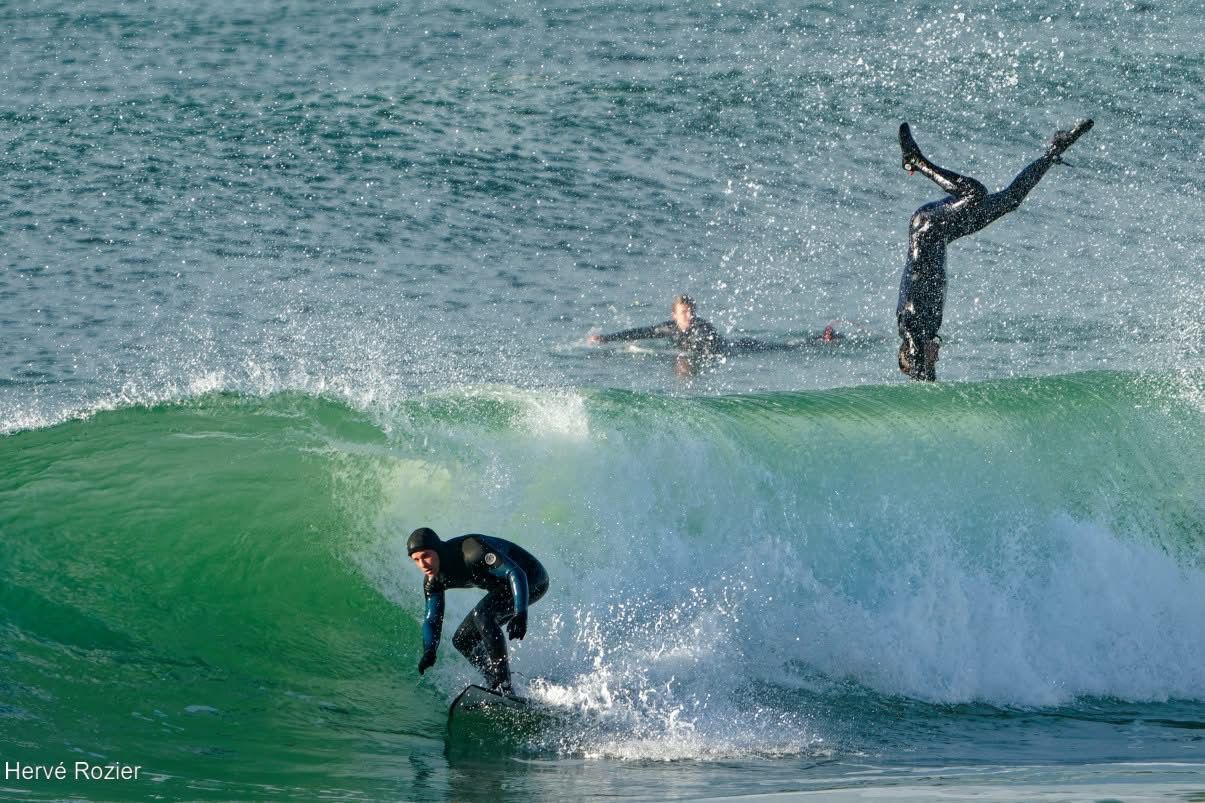 surfeur dans ocean prenant une vague