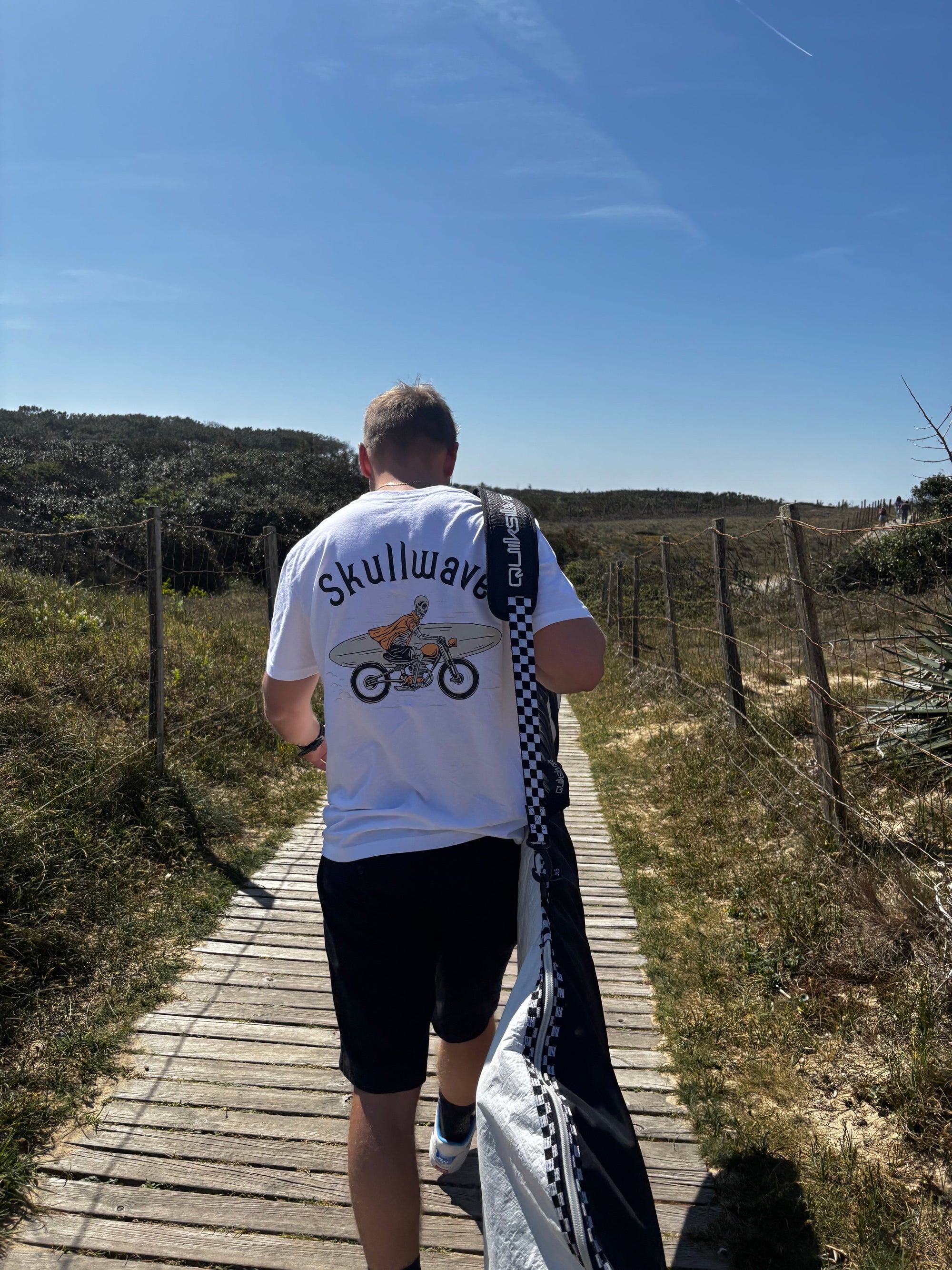 homme portant t-shirt skullwave de dos