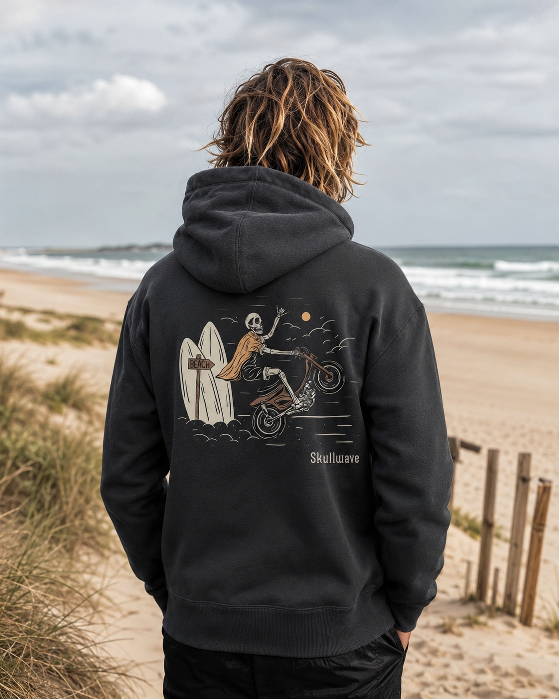 sweat skullwave gris sur mannequin à la plage
