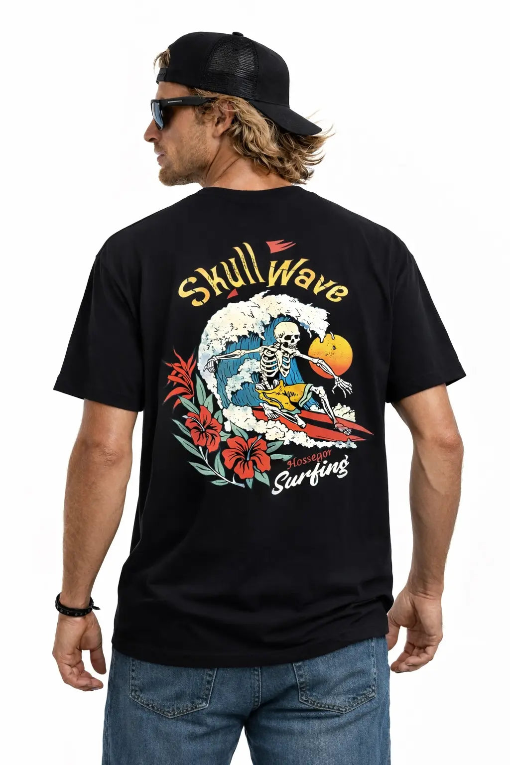 homme portant tshirt noir surf de dos