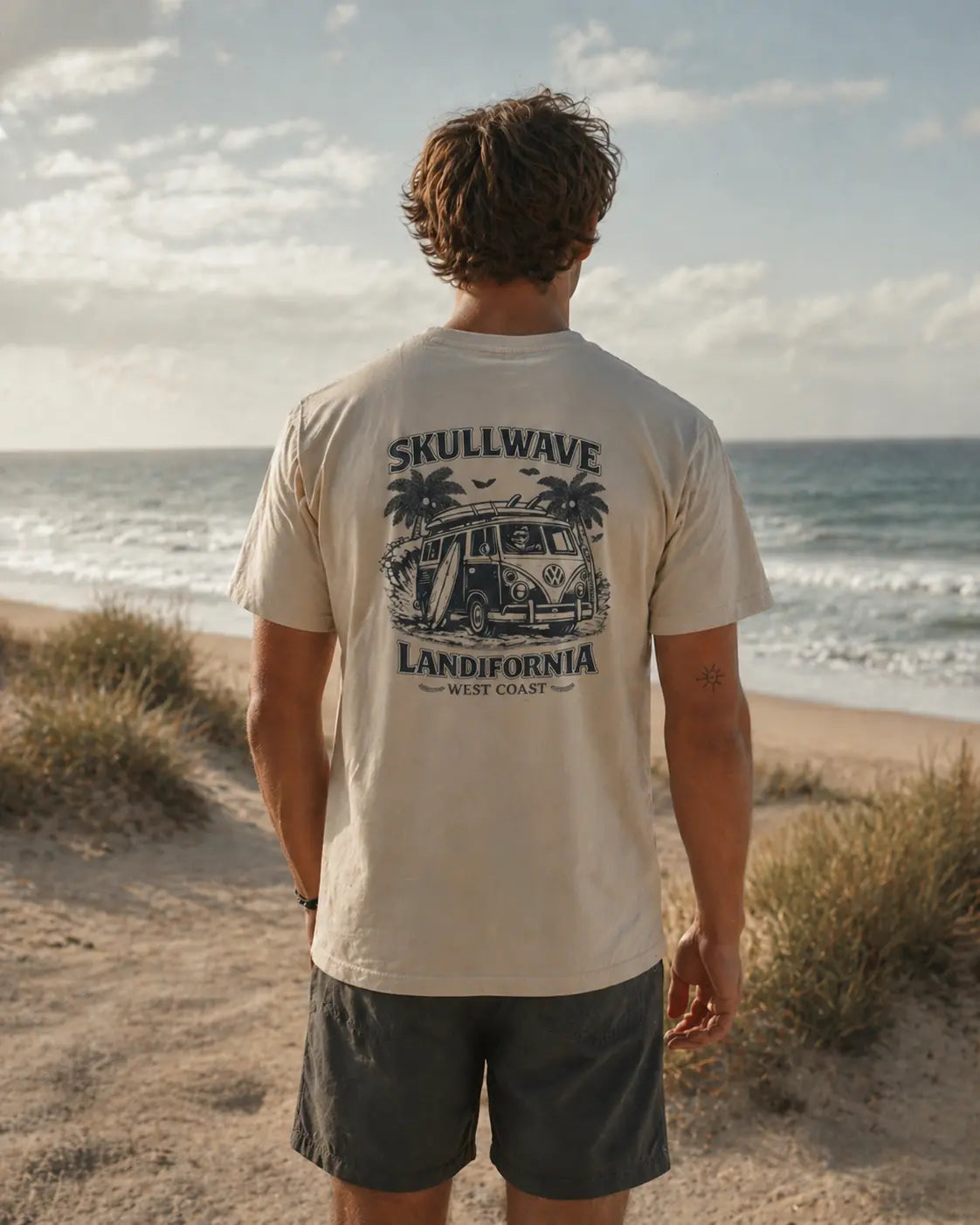 T-shirt surf homme Landifornia Van Skullwave Hossegor porté en look surfeur